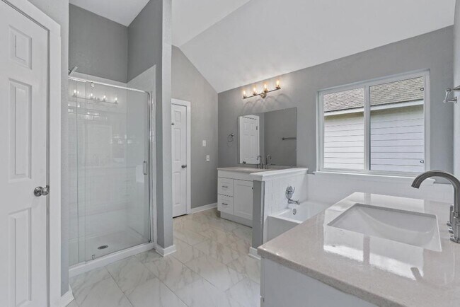 Building Photo - 700 Creekmont Dr