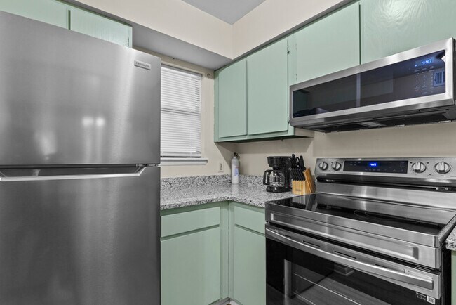 Building Photo - Fully remolded and furnished condo.
