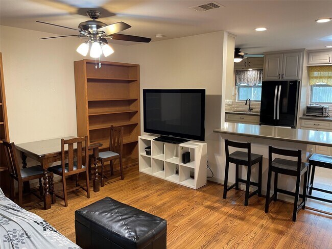 Building Photo - 11303 Greenwillow Dr