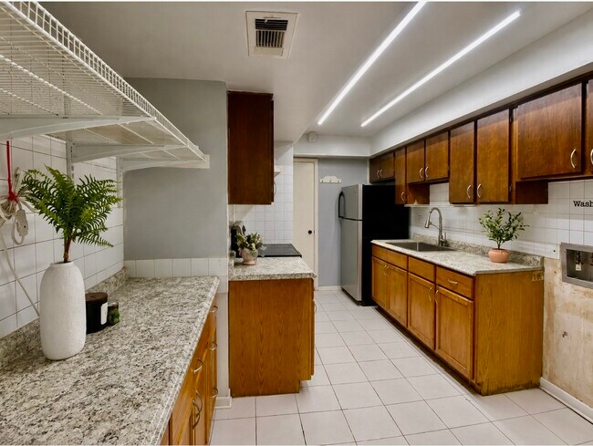 Building Photo - 7913 Grove Ridge Dr