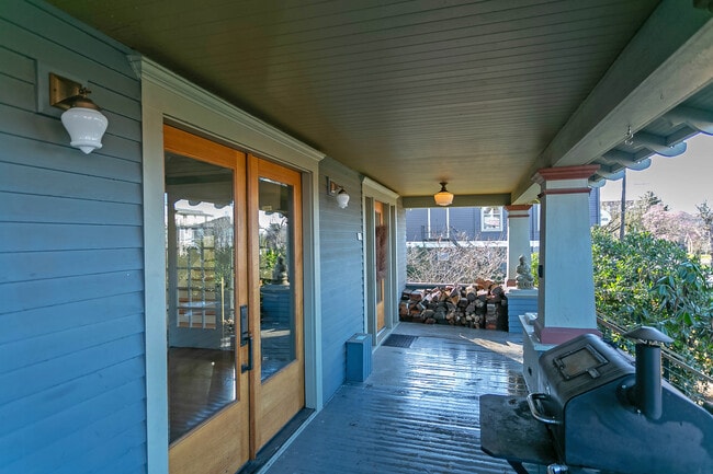 Front Porch - 718 NE Dekum St