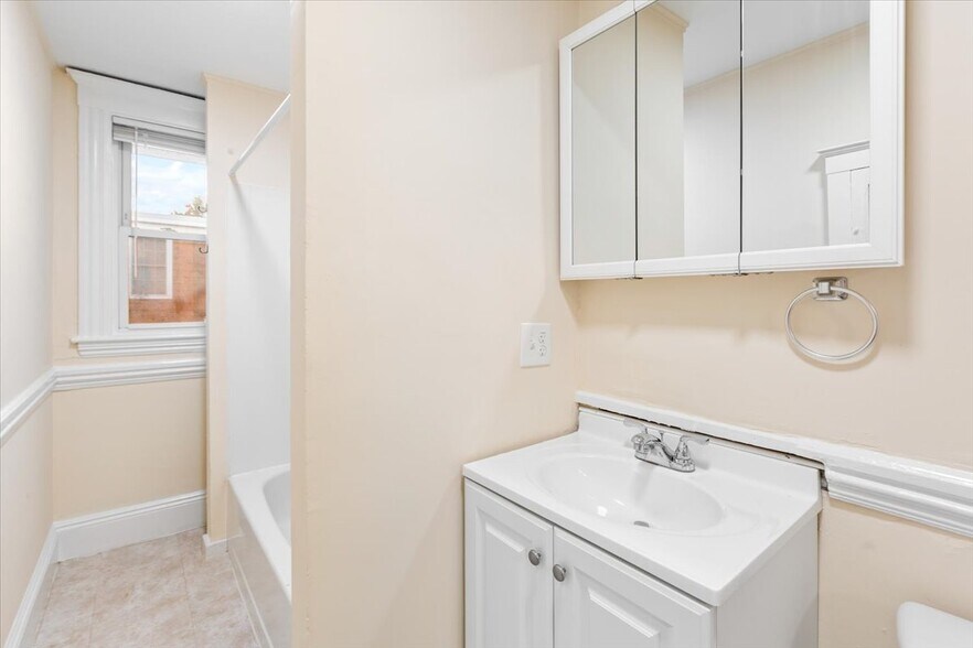 Building Photo - 52 Roslyn St