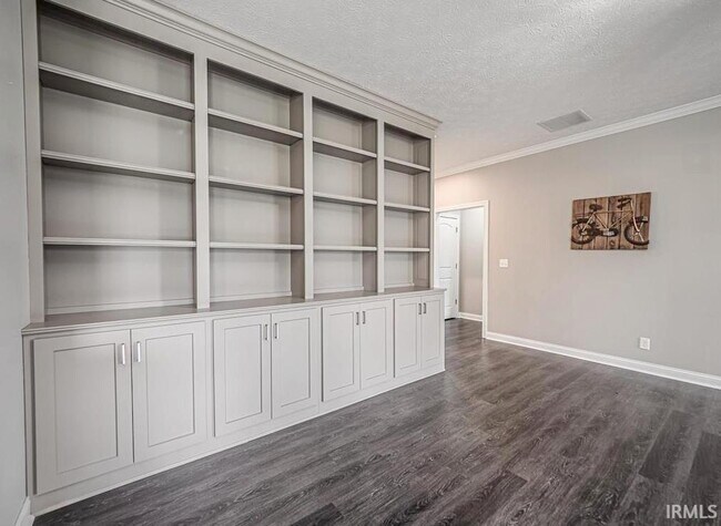 Building Photo - 2747 Thornhill Dr