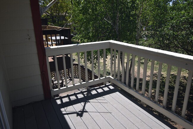 Building Photo - GREAT 3 BEDROOM/2 BATHROOM TOWNHOME WITH NEW PAINT & FLOORING. AVAILABLE 5/23.