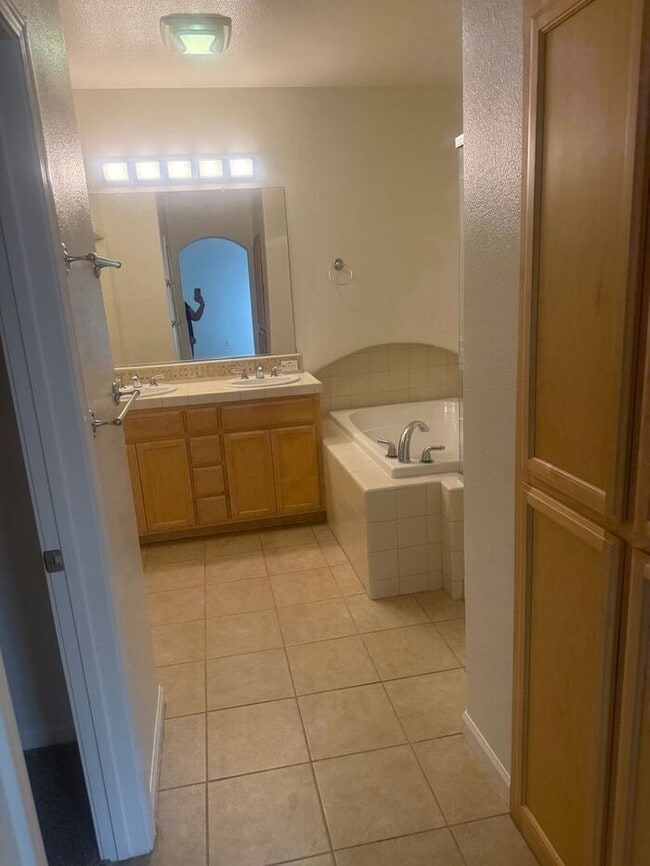Building Photo - Stunning 2-bedroom, 2-bathroom townhouse