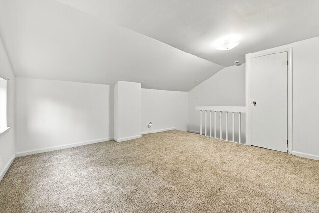 Building Photo - 730 N New St