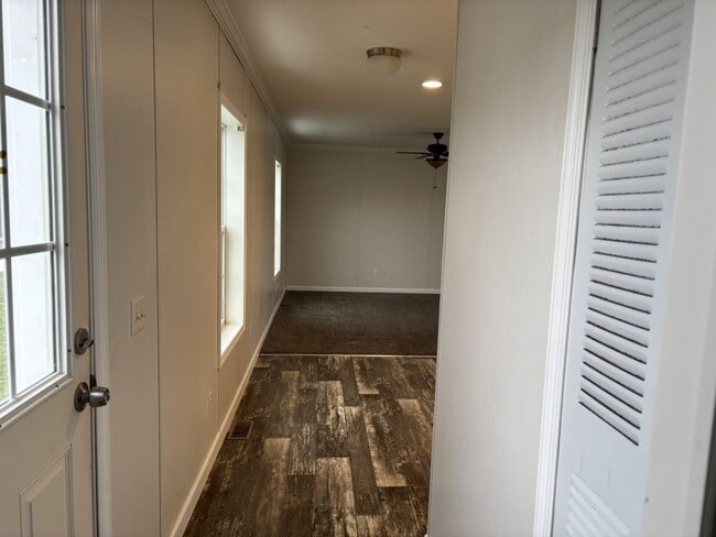 Building Photo - 825 Willowbrook Dr