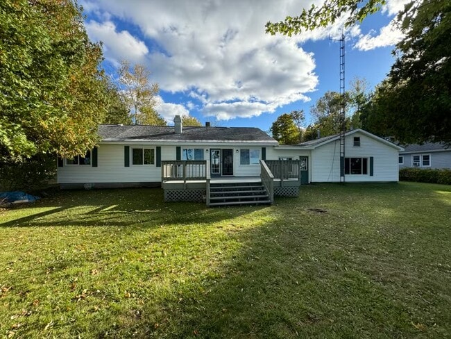 Building Photo - Gougeon Lake House