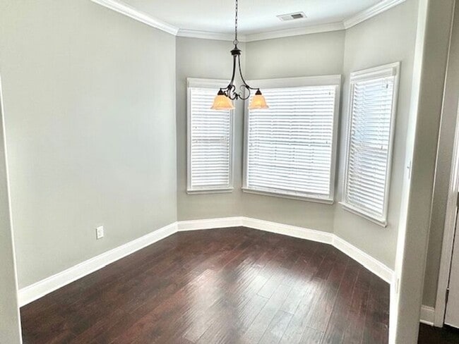 Building Photo - Now Leasing a 4-bedroom 2 bath home in Oli...