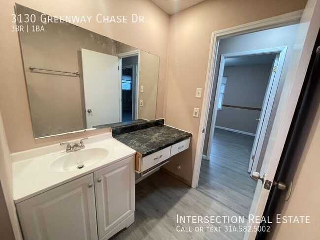 Building Photo - 3130 Greenway Chase Dr