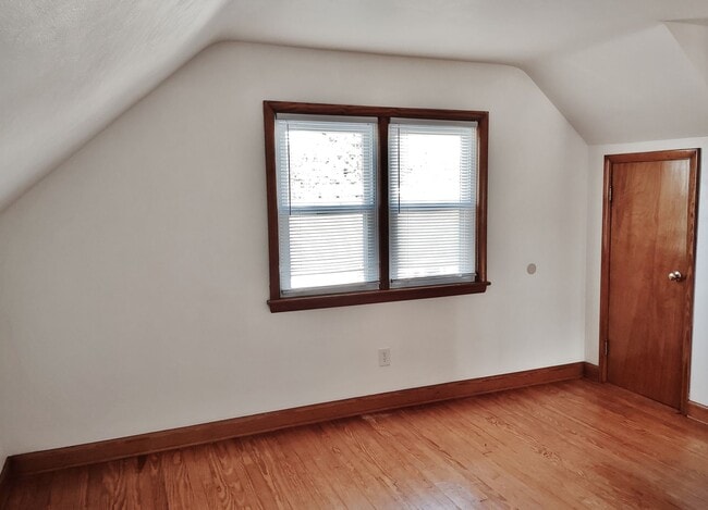 Building Photo - 4 Bed / 2 Bath Single Family Home