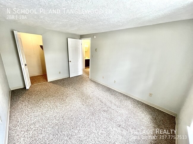 Building Photo - Top Floor! Roomy 2-Bed with A/C & Off-Stre...