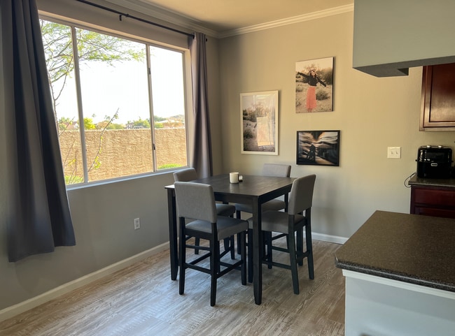 Building Photo - Two Bedrooms/One Bath - Great Location!