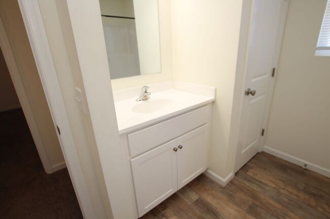 Building Photo - Modern Home for Immediate Occupancy – Avai...
