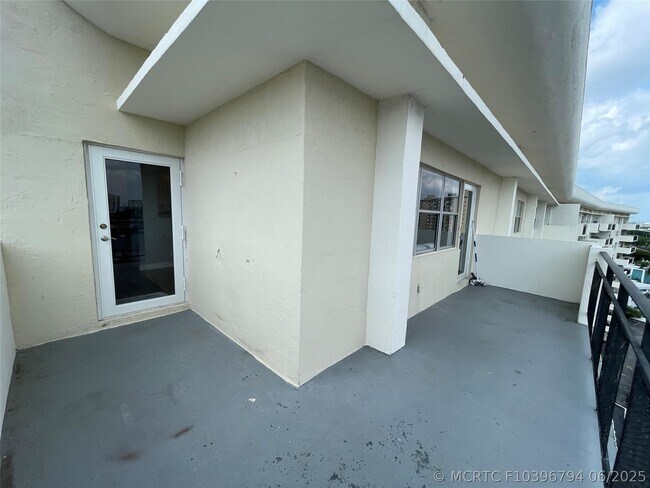 Building Photo - 401 Golden Isles Dr