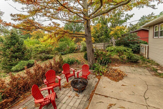 Building Photo - Large deck for entertaining guest or relaxing