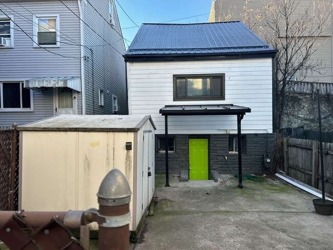 Building Photo - Luxury 2 bed 2 bath, amazing Southside loc...
