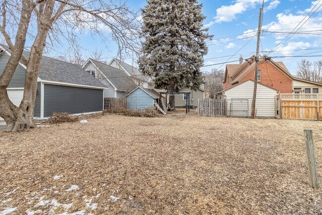 Building Photo - 3 Bed | 1 Bath in Heart of St. Paul