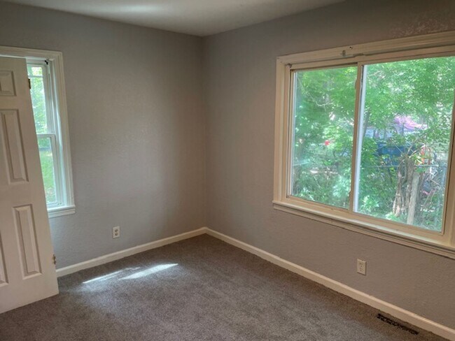 Building Photo - Updated 2-bedroom, 1-bathroom rental home located on Mossman Ave.