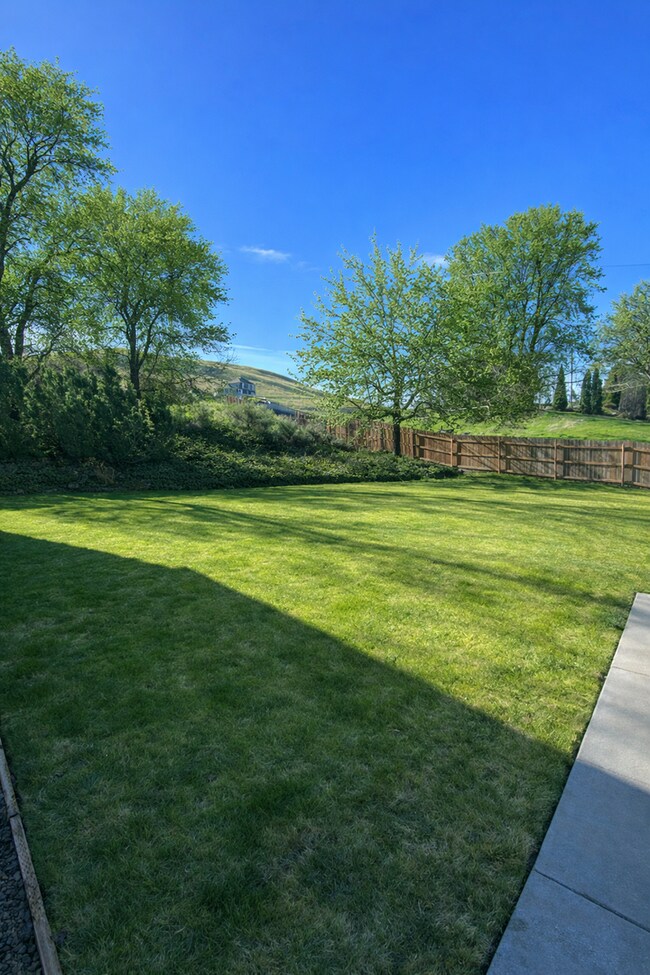 Building Photo - Make Your Move To Prosser!