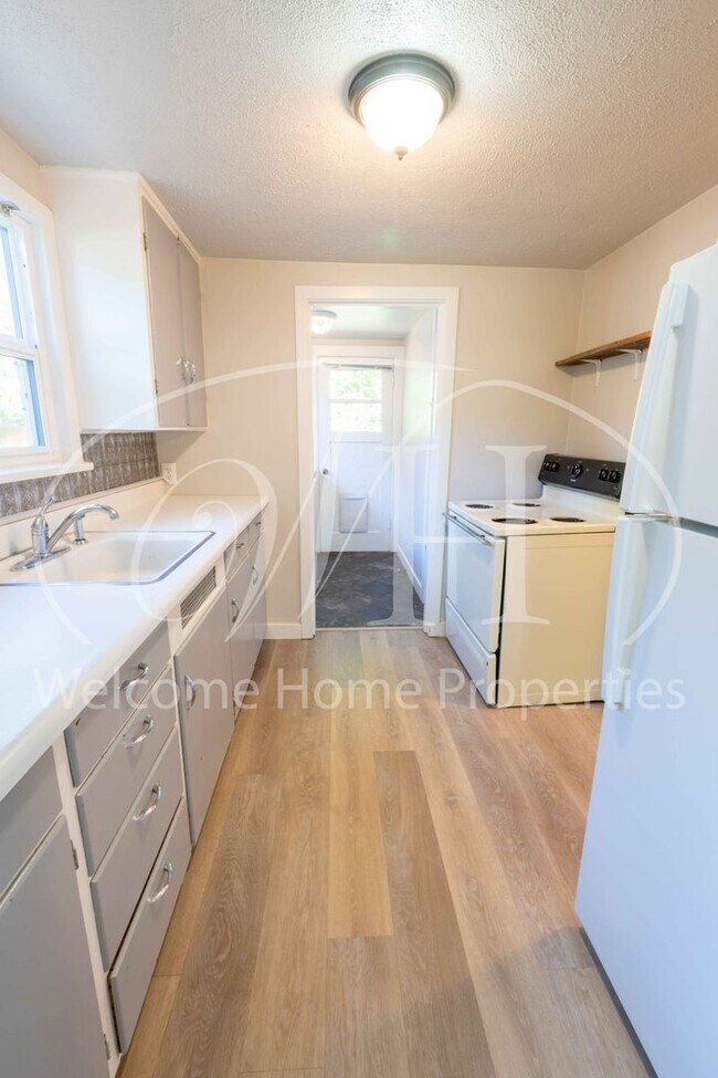Building Photo - Great One Bedroom Home in a Natural Setting