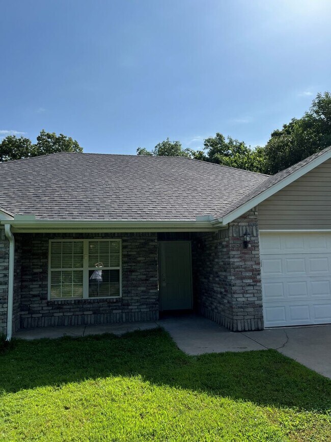 Building Photo - Remodeled 3 bedroom 2 bath home, all new! ...