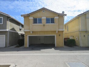 Building Photo - Wonderful 3 bedroom, 2.5 bath townhome on ...