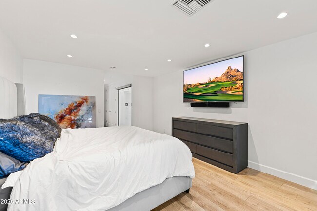 Building Photo - 6834 N 72nd Pl