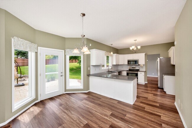 Building Photo - SPACIOUS LIVING!!  4 Bedrooms, 2.5 Bathrooms Home in Des Moines!