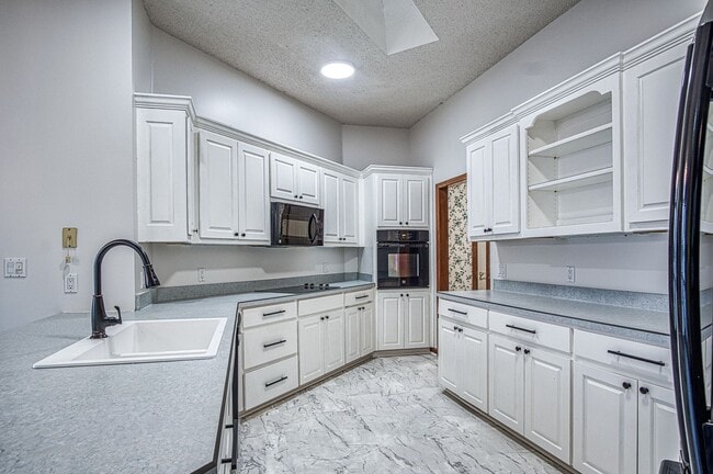 Building Photo - Lake Balboa | Home | Unfurnished