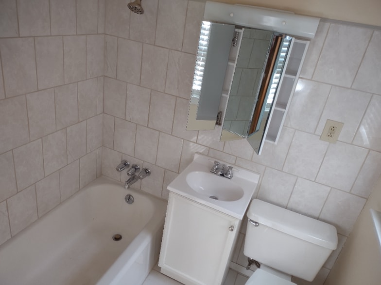 Building Photo - 304 Hall Ave