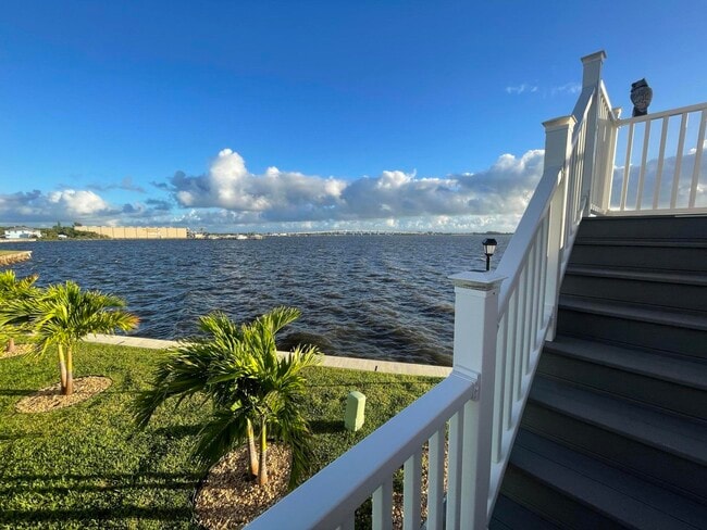 Building Photo - 452 NE Indian River Dr