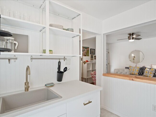 Building Photo - 14975 River Rd