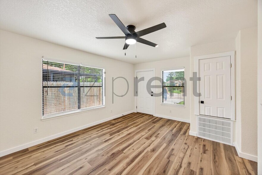 Building Photo - Unit