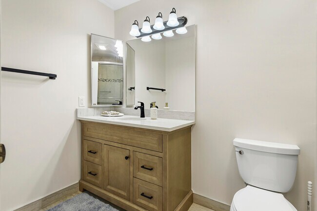 Building Photo - 6940 SE Lillian Ct