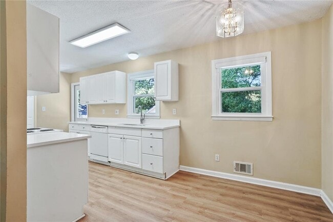 Building Photo - 2416 Lakewood Dr NW