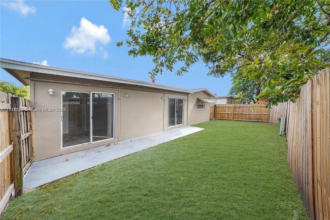 Building Photo - 841 SW 63rd Ave