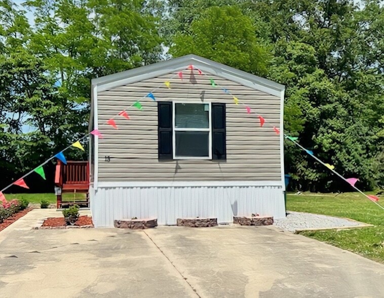 Building Photo - 15 Deerwood Park