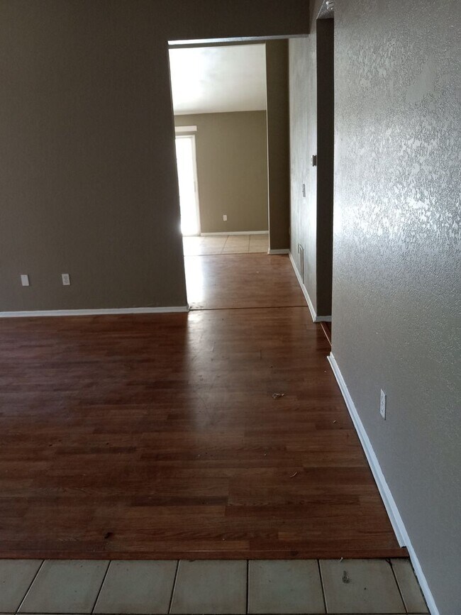 Building Photo - Lovely 4 bedroom