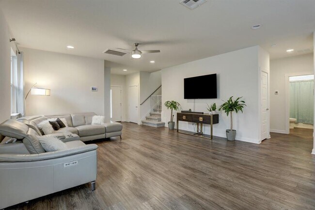 Building Photo - 113 Filifera Ct