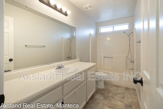 Building Photo - 15046 Cambridge Dr