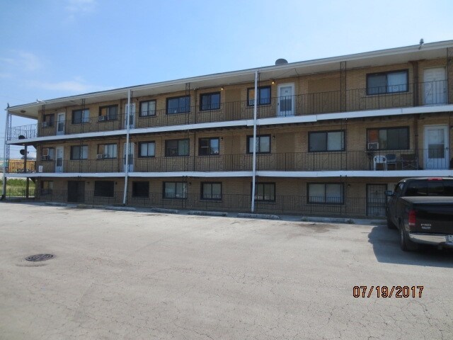 Building Photo - 15945 Lexington Ave