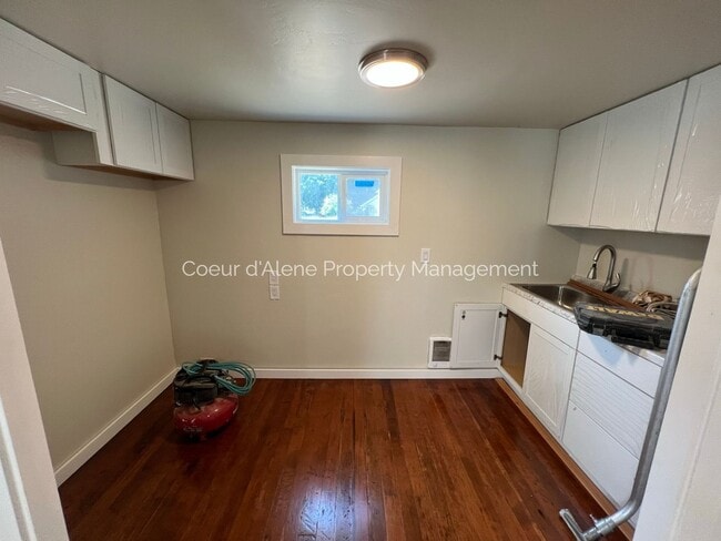 Building Photo - 2 bed, 1 bath in great Mid Town location!