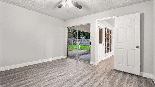 Building Photo - 10622 Highland Woods Dr