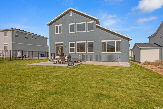 Building Photo - Stunning Home Right on the Golf Course!