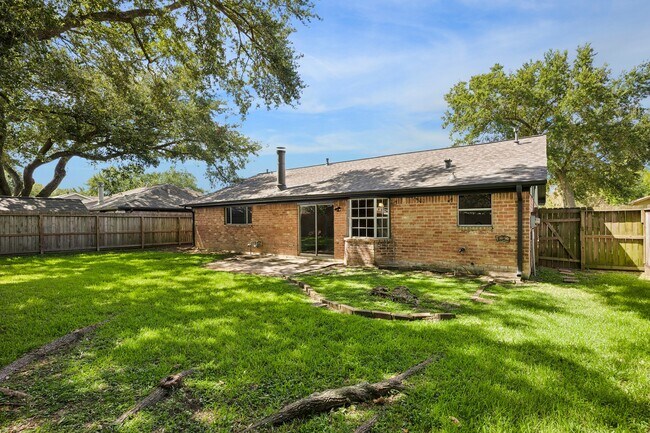 Building Photo - 1605 Cypress Hollow St