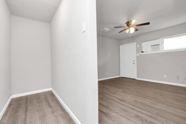 Building Photo - NICE 2 BEDROOM 1 BATH WITH 1600 SF