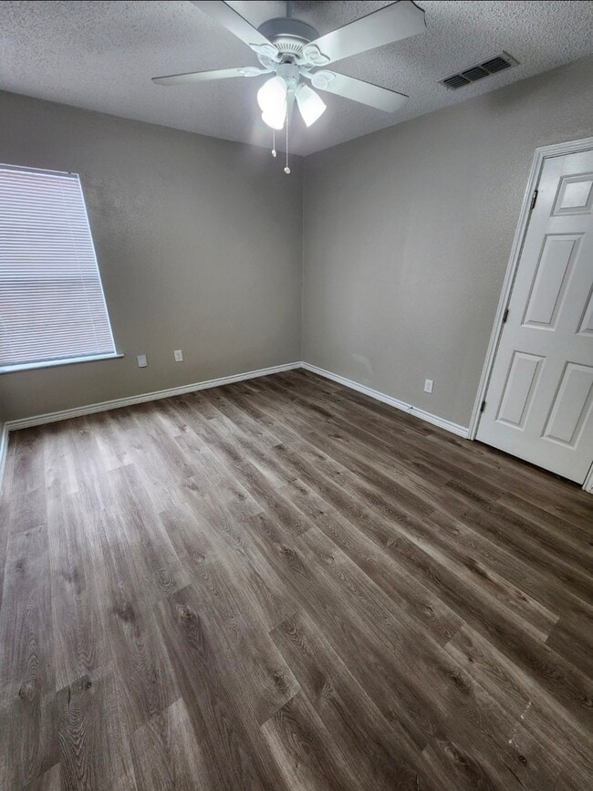 Building Photo - 3 bed 2 bath, move in ready!