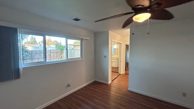 Building Photo - 1717 Briarwood Dr