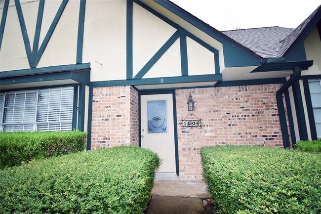 Building Photo - 1806 Cedarwood Ct